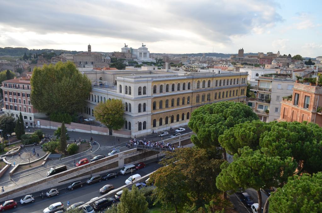 Domus Chiara Al Colosseo Roma Exterior foto