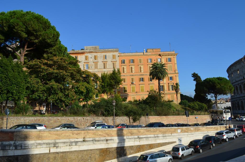 Domus Chiara Al Colosseo Roma Exterior foto