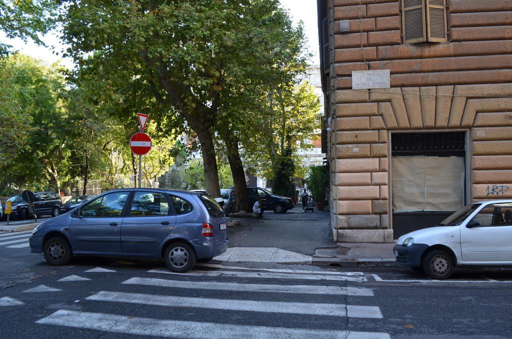 Domus Chiara Al Colosseo Roma Exterior foto