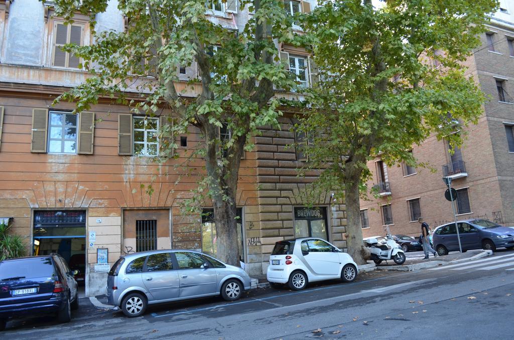 Domus Chiara Al Colosseo Roma Exterior foto