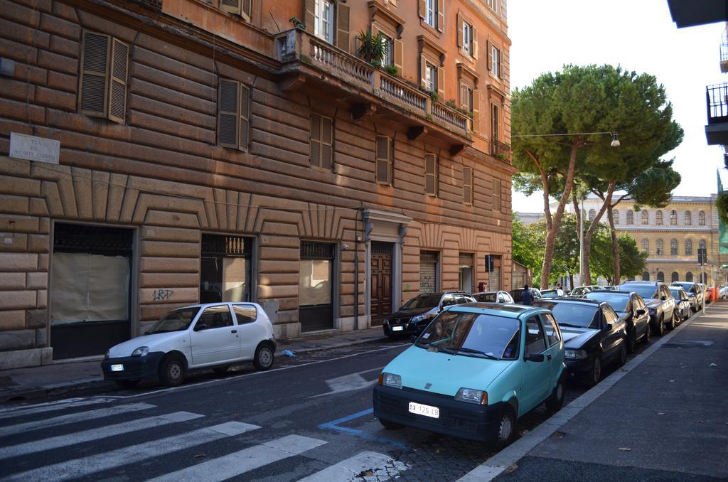 Domus Chiara Al Colosseo Roma Exterior foto