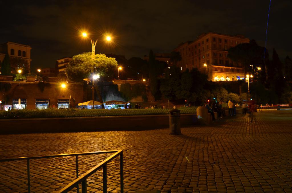 Domus Chiara Al Colosseo Roma Exterior foto